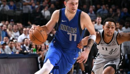  东契奇40+三双独行侠登顶  