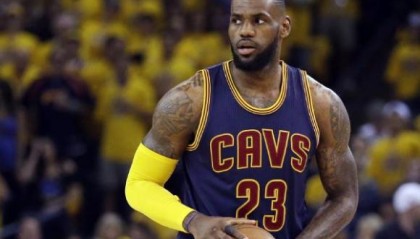  詹姆斯再创纪录，生涯总分破四万  