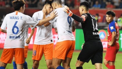  曼联争议红牌引热议，B费染红离场球队惨遭绝杀  